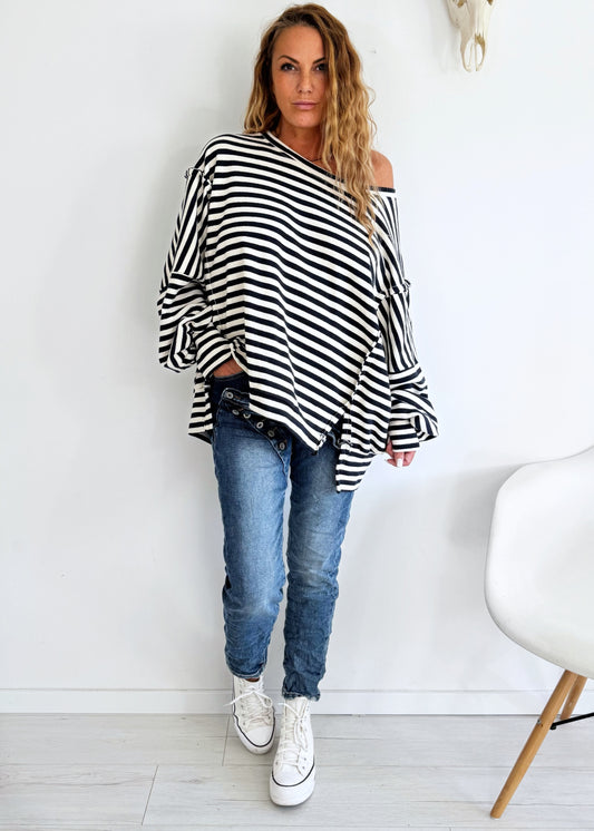 Blau-weiß gestreifter Sweater