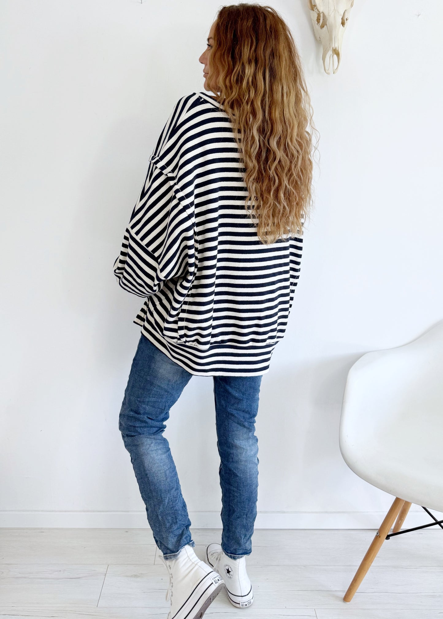 Blau-weiß gestreifter Sweater