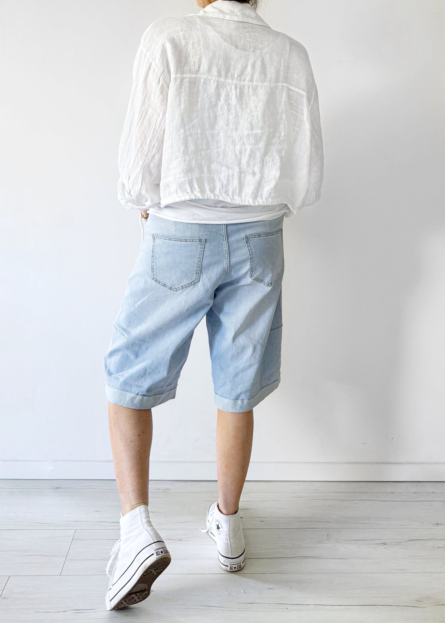 Kurze Button-Detail Barrel Jeans