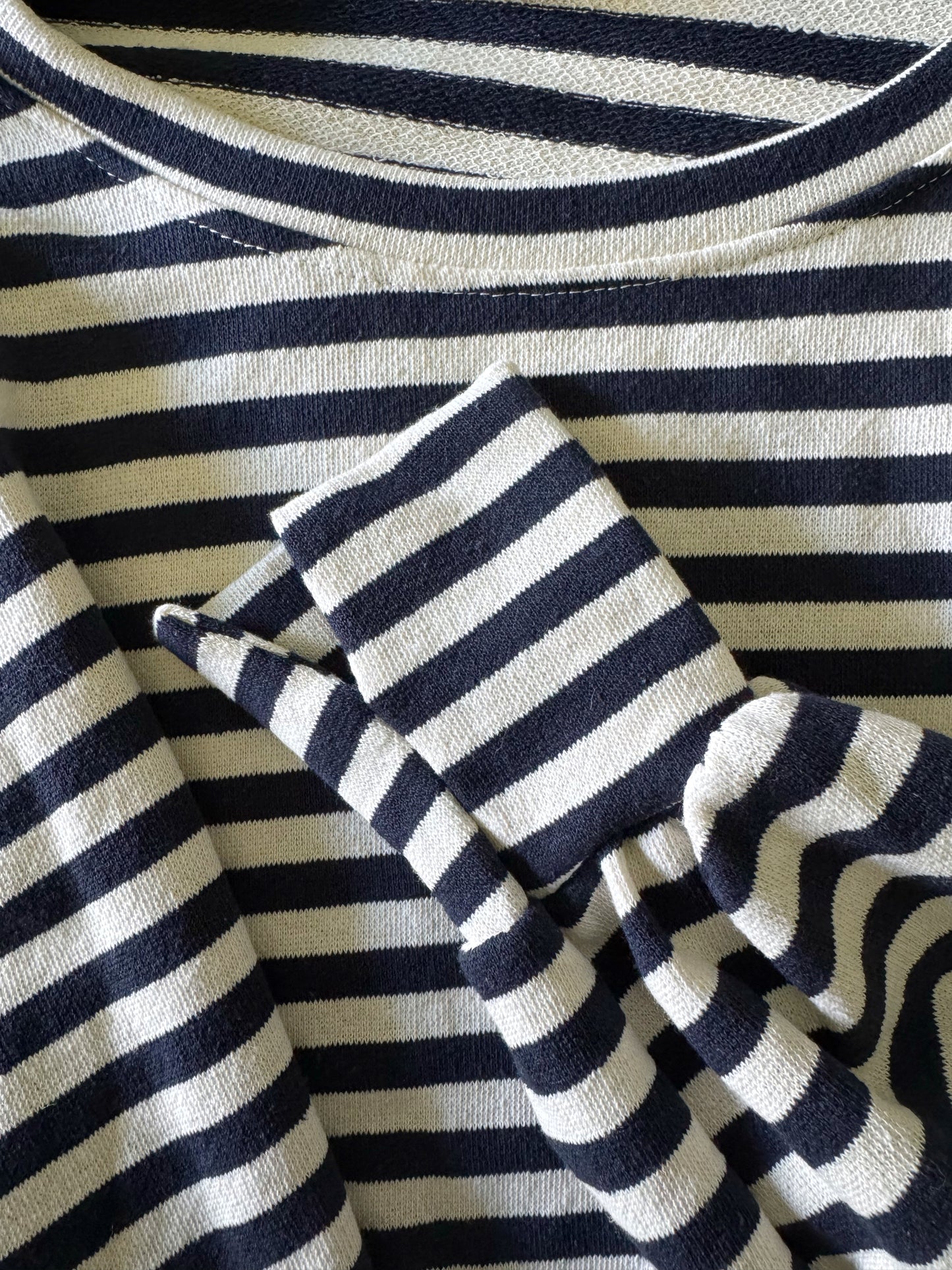 Blau-weiß gestreifter Sweater