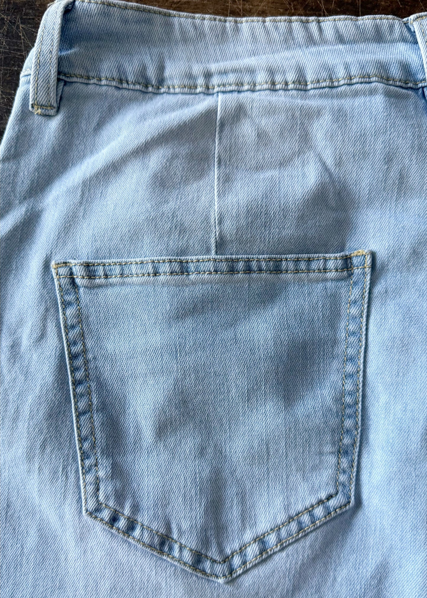 Kurze Button-Detail Barrel Jeans