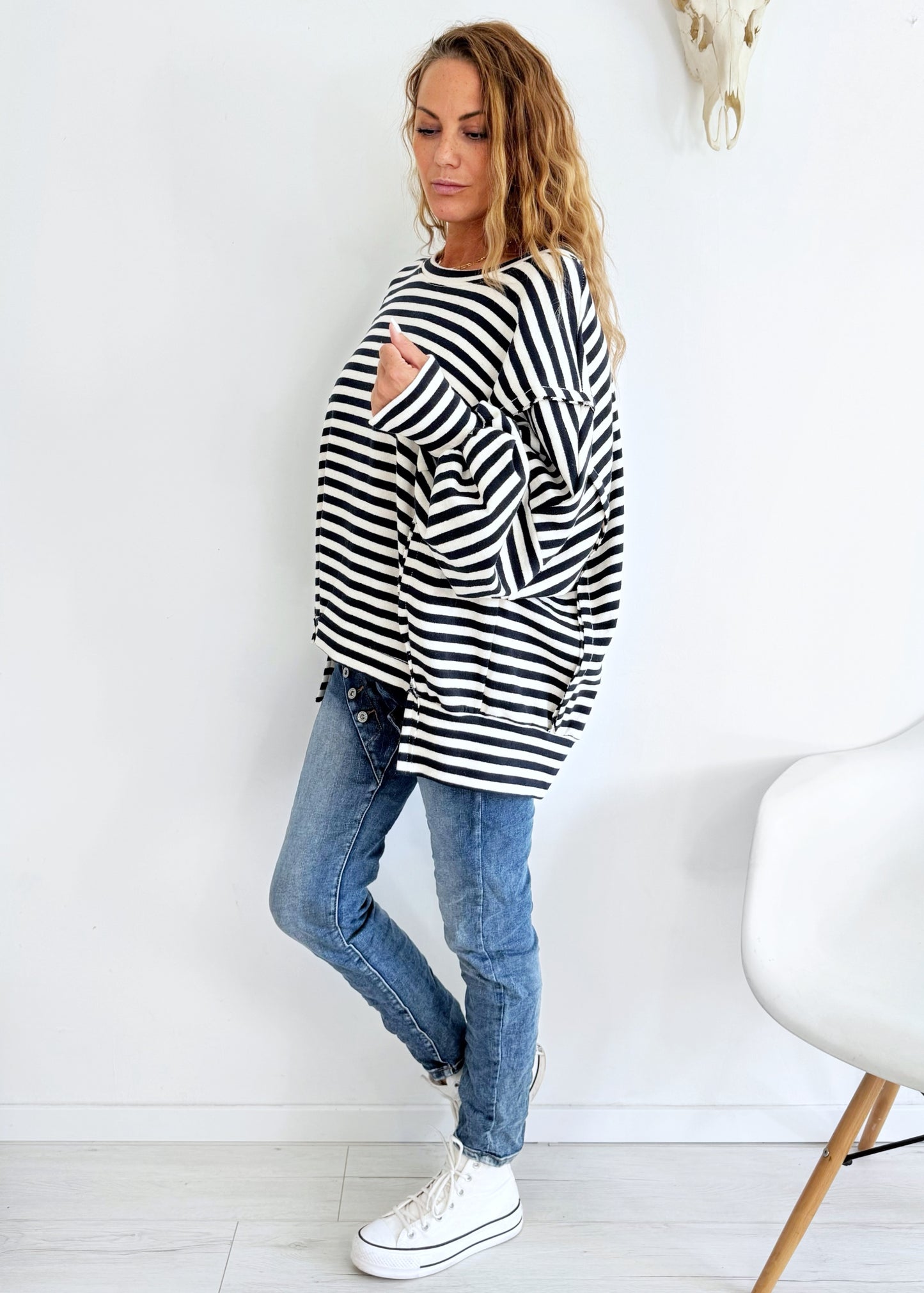 Blau-weiß gestreifter Sweater