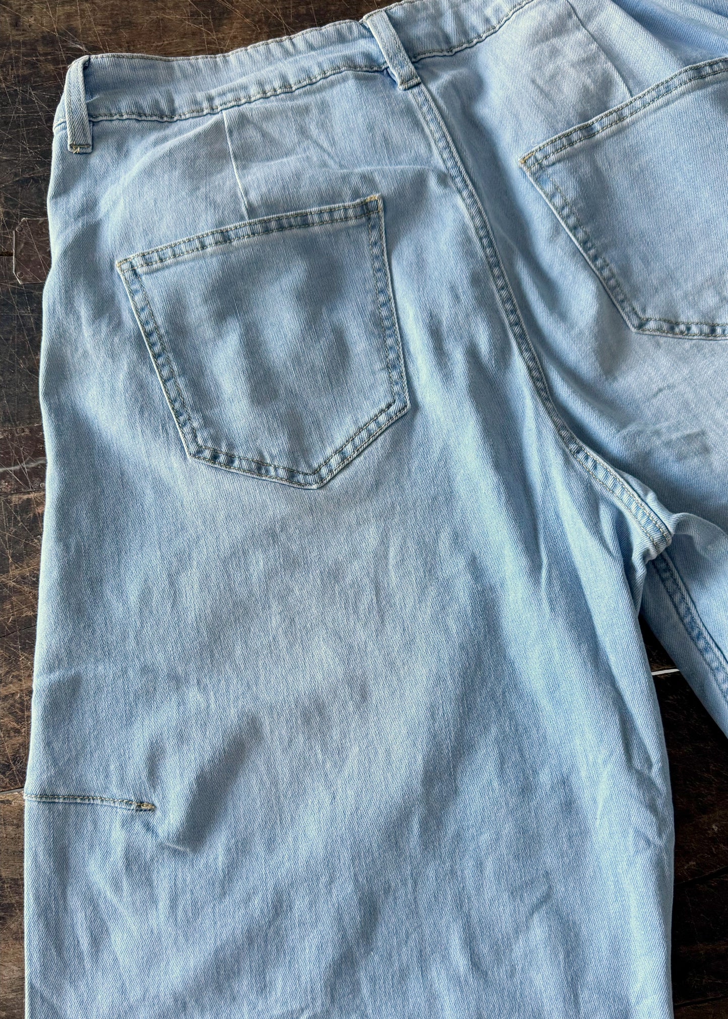 Kurze Button-Detail Barrel Jeans