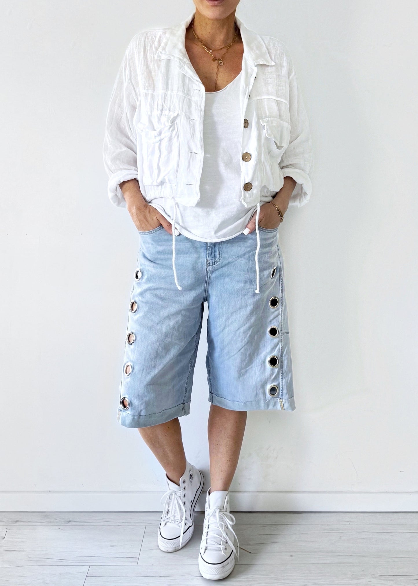 Kurze Button-Detail Barrel Jeans