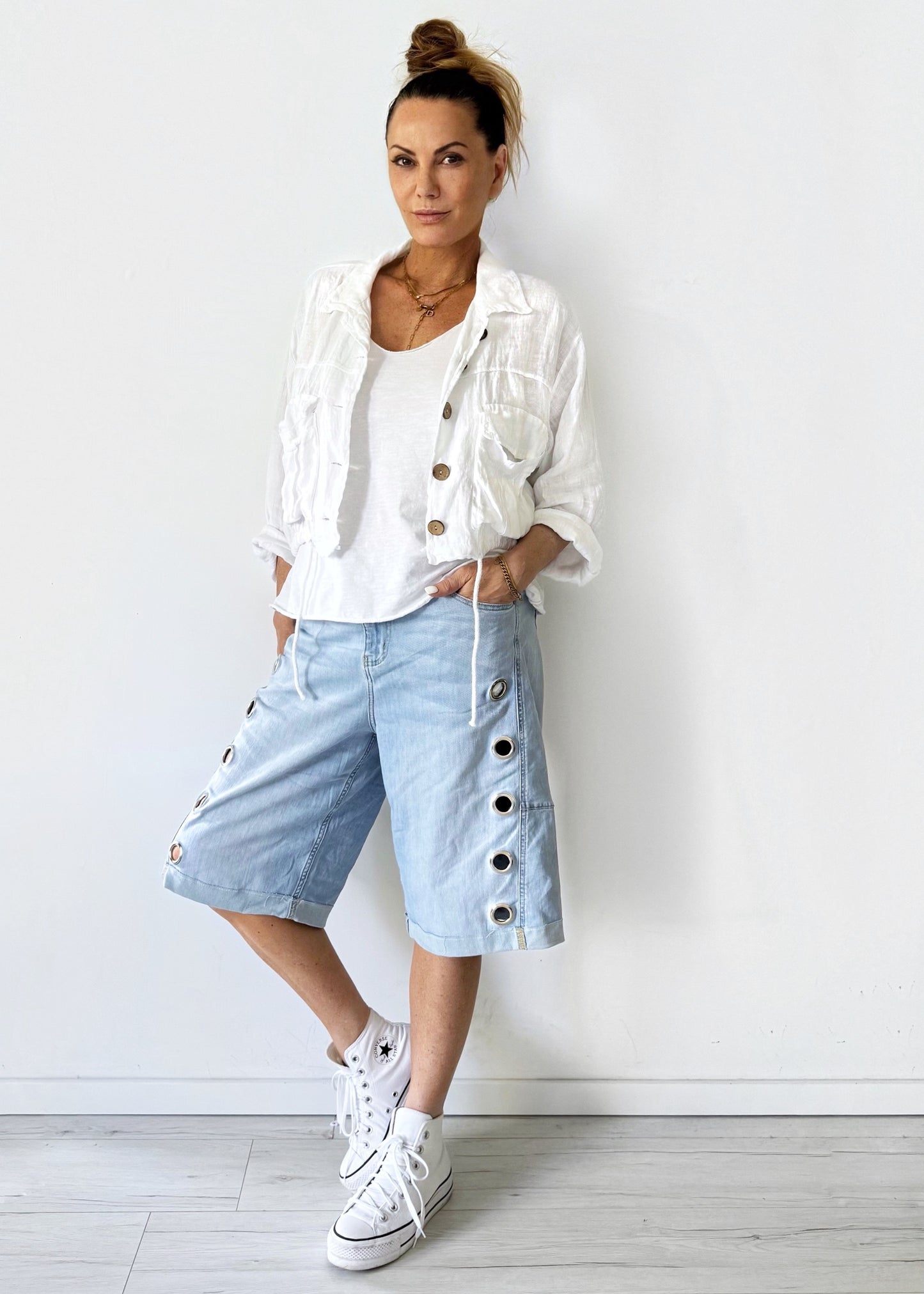 Kurze Button-Detail Barrel Jeans