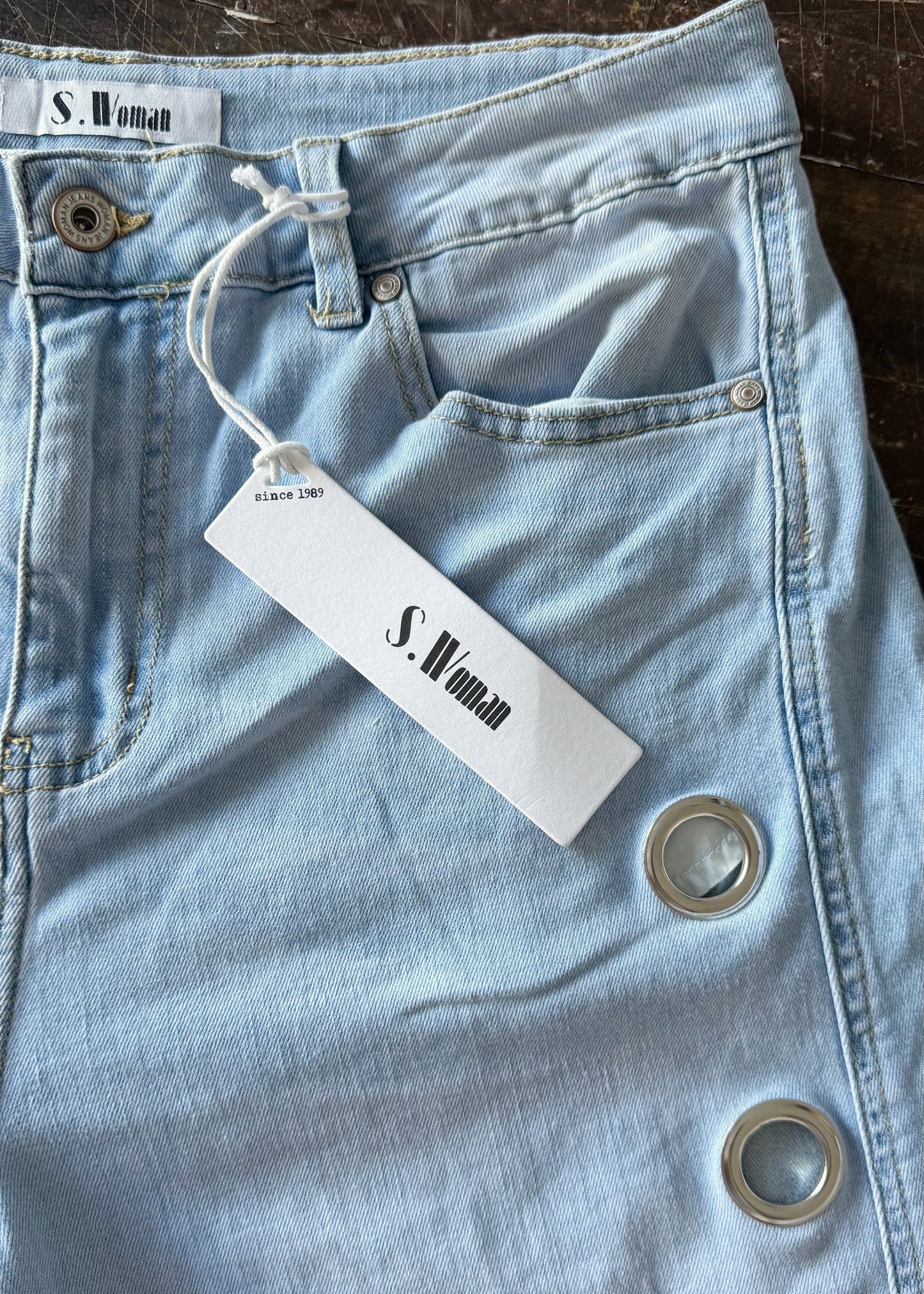 Kurze Button-Detail Barrel Jeans