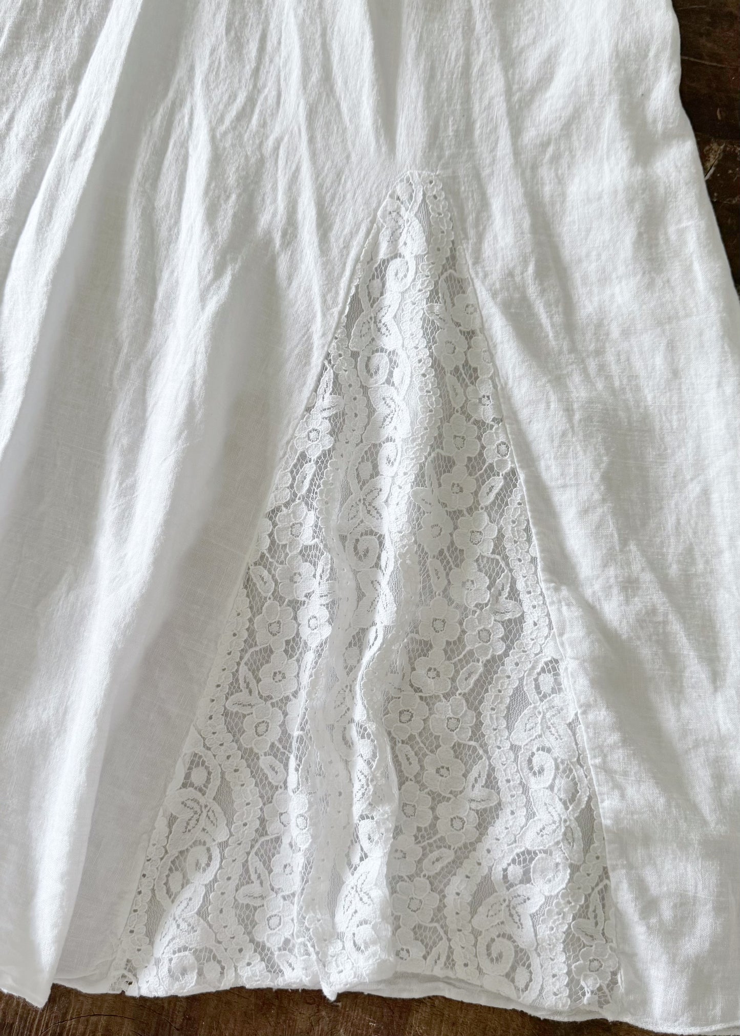 Bandeau-Midikleid mit Raffdetails und Spitze